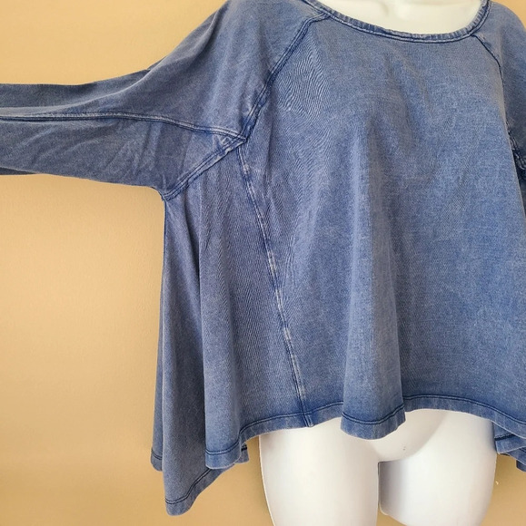 We the free Blue top loose fit women's size S - Picture 2 of 8